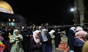 بالصور: ربع مليون مصلٍ أحيوا ليلة القدر في رحاب المسجد الأقصى المبارك