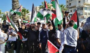 بالصور: طلاب مدارس صيدا..  إحراق الأعلام  الاسرائلية بوقفة تضامنية  نصرة لغزة