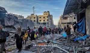 بالصور: المواطنون يتفقدون الأحياء المدمرة بالكامل في غزة.