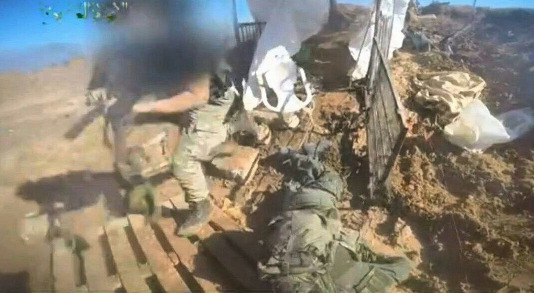 بالفيديو - أجهزوا عليهم من مسافة صفر ... مشاهد اقتحام المقاومين الفلسطينيين لخيام القوات الإسرائيلية في جحر الديك