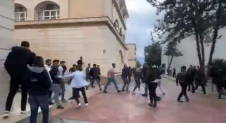 بالفيديو - تضارب بالعصي بين الطلاب ... إشكال كبير في احدى الجامعات اللبنانية!