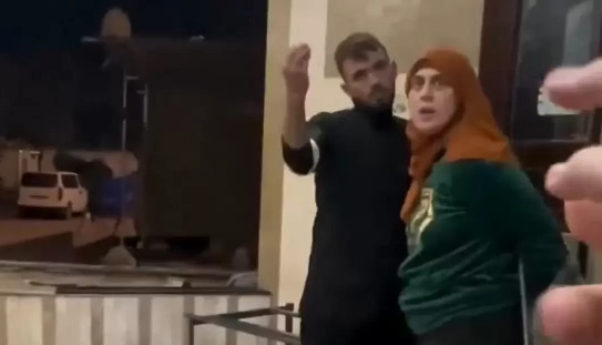 بالفيديو - رغم خطورة الموقف ... طبيبة فلسطينية تتحدى الرصاص لإنقاذ جريح في غزة!