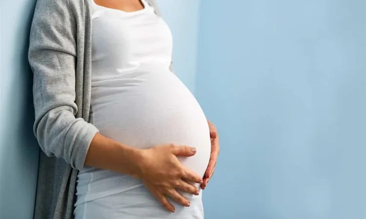 امرأة ستينية تسعى للحمل من زوجها المتوفى!