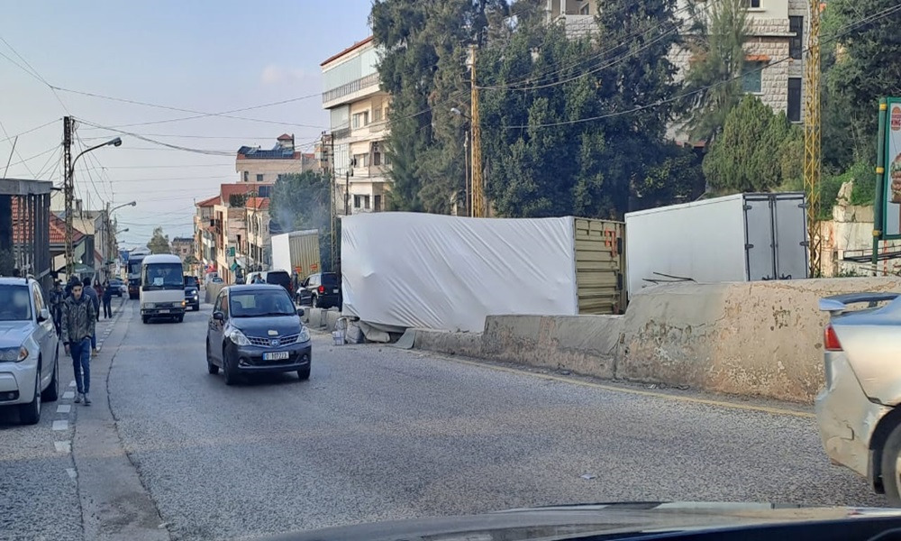 بالفيديو - انقلاب شاحنة عند كوع الكحالة!