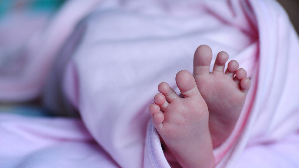 حادثة مؤسفة ... أم تتسبب بمقتل رضيعتها عن طريق الخطأ للمرة الثانية!