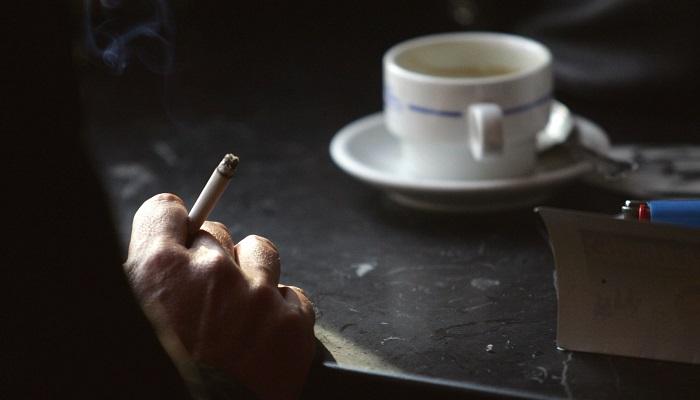 كيف يتفادى محبو القهوة والتدخين الصداع في رمضان؟