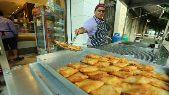 "الكلاج".. حلوى رمضانية تزين موائد الإفطار