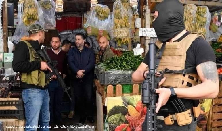 بائع خضار مسن يقع أرضاً ظناً أنّ وزير الاقتصاد ومرافقيه الملثمين عصابة!