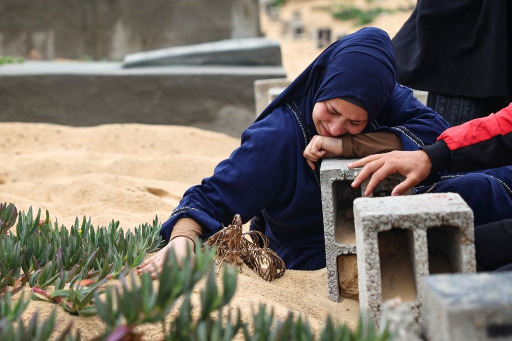 بالصور - فطر حزين في غزة... فلسطينيّون يتذكّرون بحسرة الأعياد السابقة وسط ركام المساجد والدمار