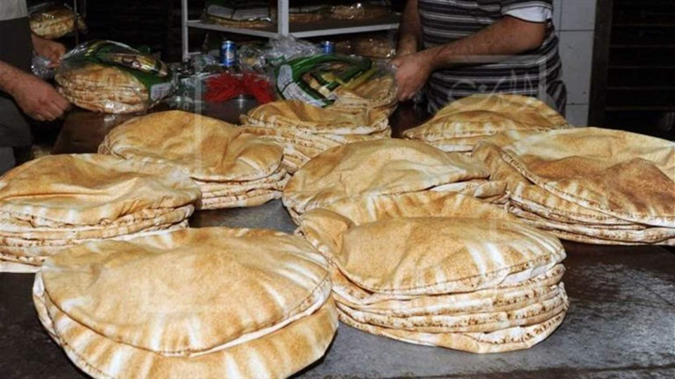 سعر ربطة الخبز مهدد بالارتفاع... كم سيصبح ثمنها؟