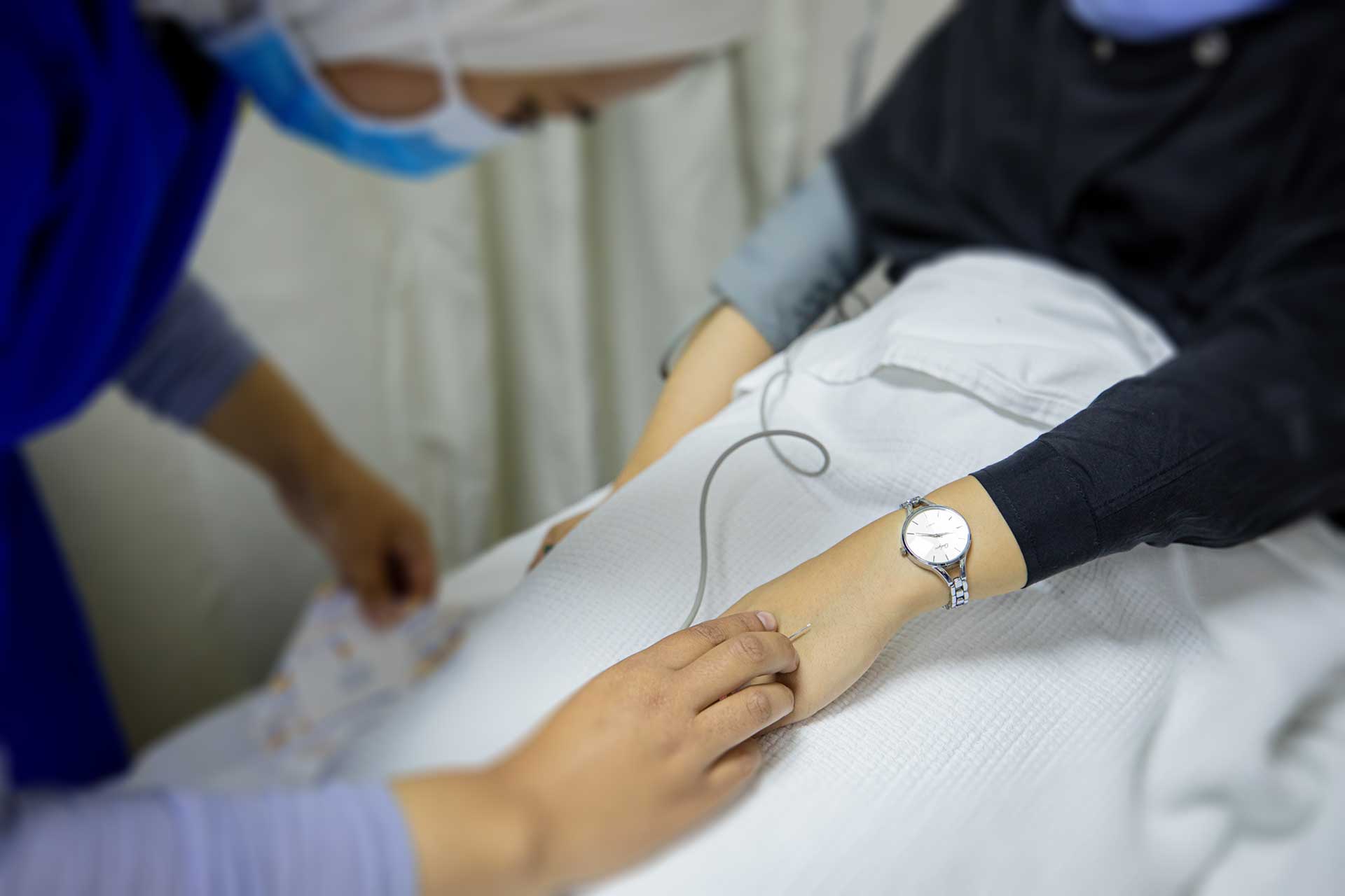 قتل زوجته المريضة على سرير المستشفى لسبب لا يصدق!
