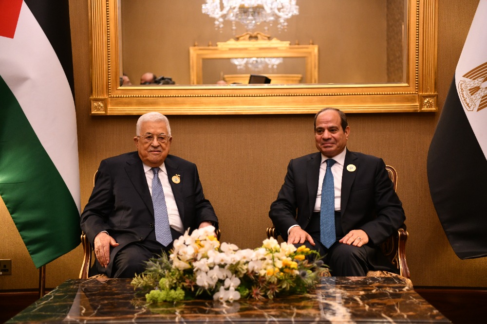الرئيس عباس يجتمع مع نظيره المصري في المنامة