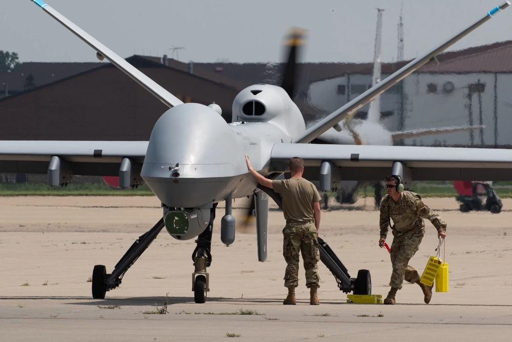 بالفيديو - القوات المسلحة اليمنية تسقط طائرة "MQ-9" الأميركية بصاروخ أرض - جو