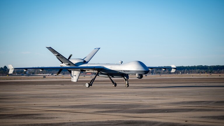 بالفيديو - بعد اسقاطها... "الحوثيون" يعتلون طائرة "MQ-9 Reaper" الأميركية!