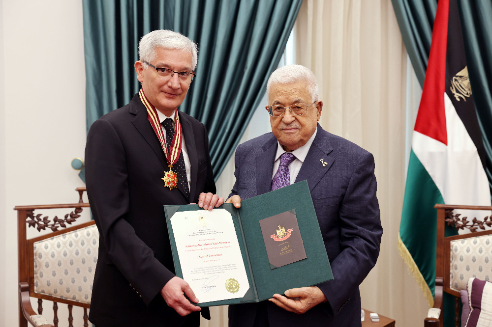 الرئيس عباس يمنح القنصل التركي العام في القدس "نجمة القدس" من وسام القدس