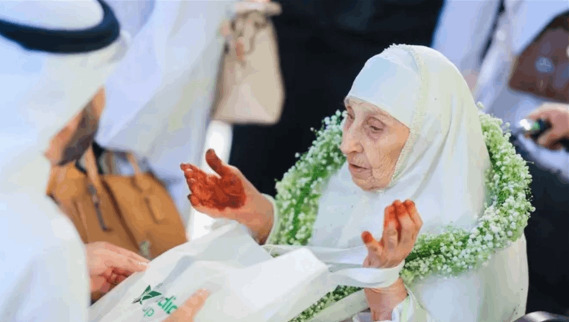 بالفيديو - عمرها 130 سنة... الحاجة "سارهودا" أكبر معمرة تحقق أمنيتها بأداء مناسك الحج!