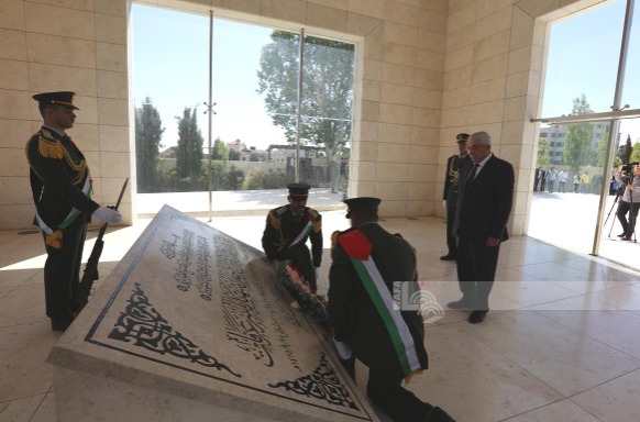 نيابة عن الرئيس عباس: العالول يضع إكليلا من الزهور على ضريح الشهيد ياسر عرفات
