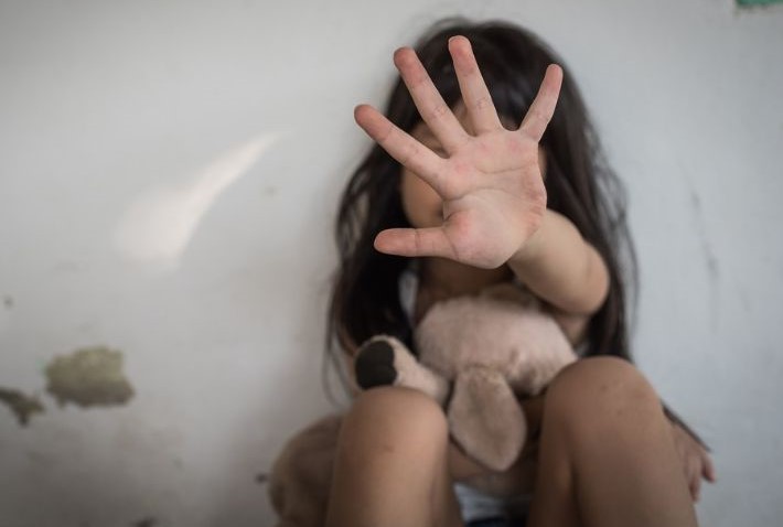 مأساة في بعلبك... اعتدى على ابنته الصغيرة بالضرب ففارقت الحياة!