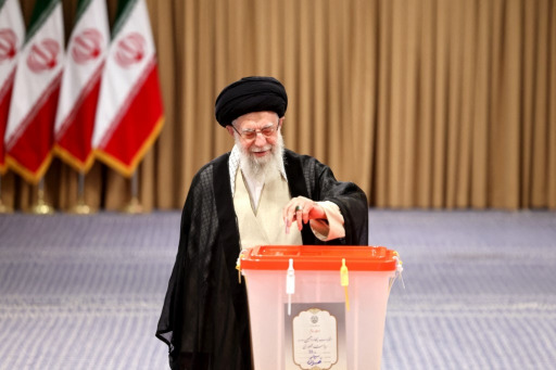 انطلاق الجولة الثانية من الانتخابات الرئاسية الإيرانية... والسيد خامنئي يدلي بصوته