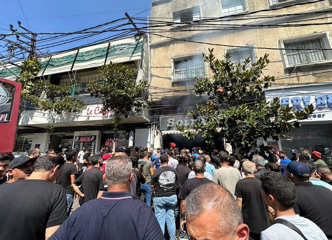 بالفيديو - في النبطية... حريق داخل محل ألبسة يودي بحياة شابّة!