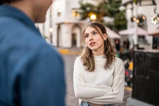 10 طرق تكشف الكاذب.. منها نبرة الصوت ولغة الجسد