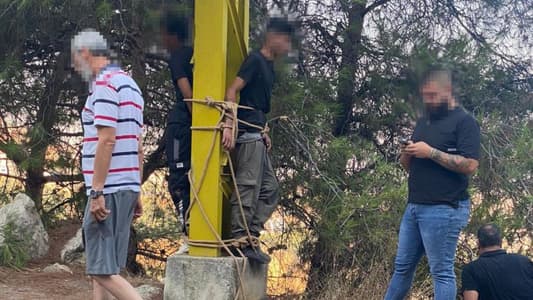 عادوا لينفذوا سرقة جديدة... فعُلّقوا على عمود كهرباء!