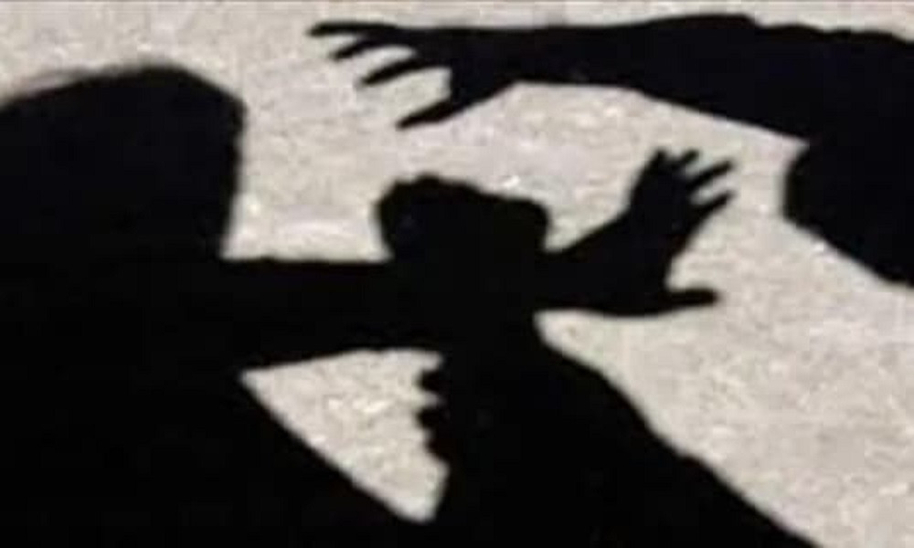 بالفيديو - الاعتداء على طفل بوحشية أمام باب أحد المساجد!