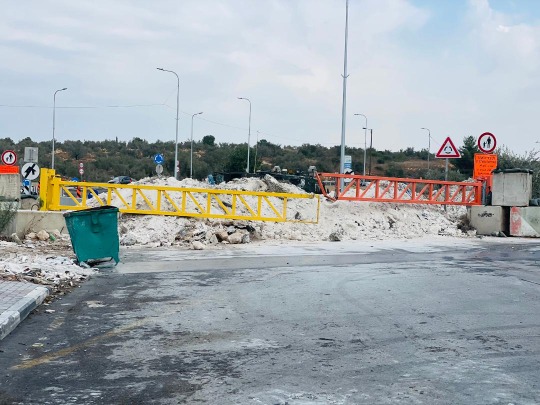 عزون... سجن مفتوح محاط بجدار ومستعمرات وحواجز وأبراج عسكرية