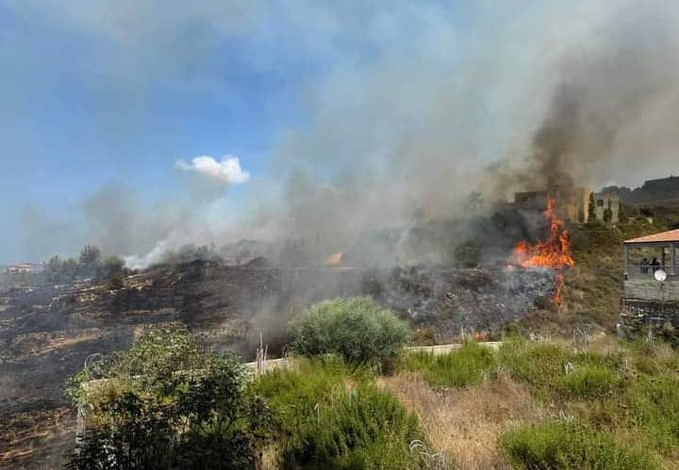 بالفيديو - النار إقتربت من المنازل... حريق "هائل" بين الغازية ومغدوشة!