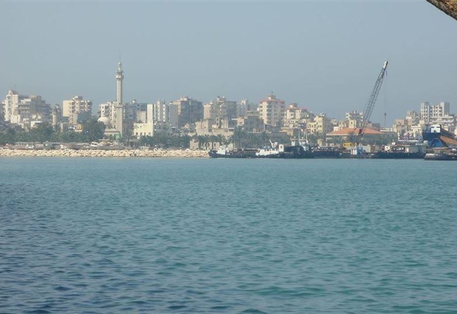 بالصور - حادث مؤسف في مرفأ طرابلس... هذا ما حصل مع أحد العمال!