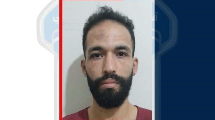 قوى الأمن تعمم صورة موقوف نفذ عمليات نصب واحتيال زاعمًا أنه موظف بشركة تحويل أموال