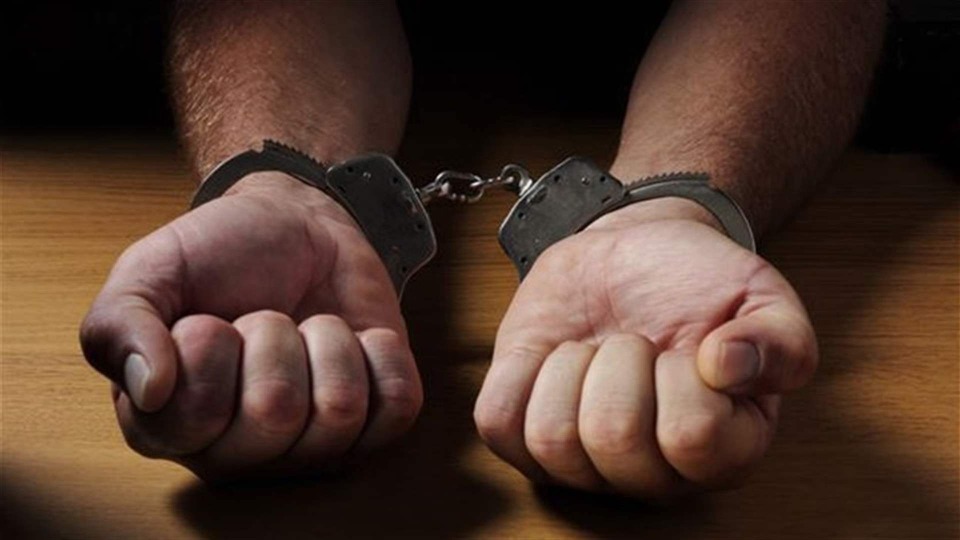 يستهدف المواطنين في محلّتَي الأشرفية والحازمية ويسلبهم مقتنياتهم.. وشعبة المعلومات أوقفته بكمين محكم!
