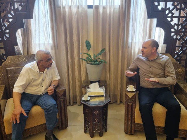 اسامة سعد عرض مع محافظ الجنوب لمستجدات الاوضاع وسبل مواكبة احتياجات النازحين جنوبأ