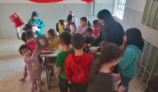 «الاتيليه المتنقّل» بين مراكز الإيواء لتعليم إعادة تدوير الملابس!