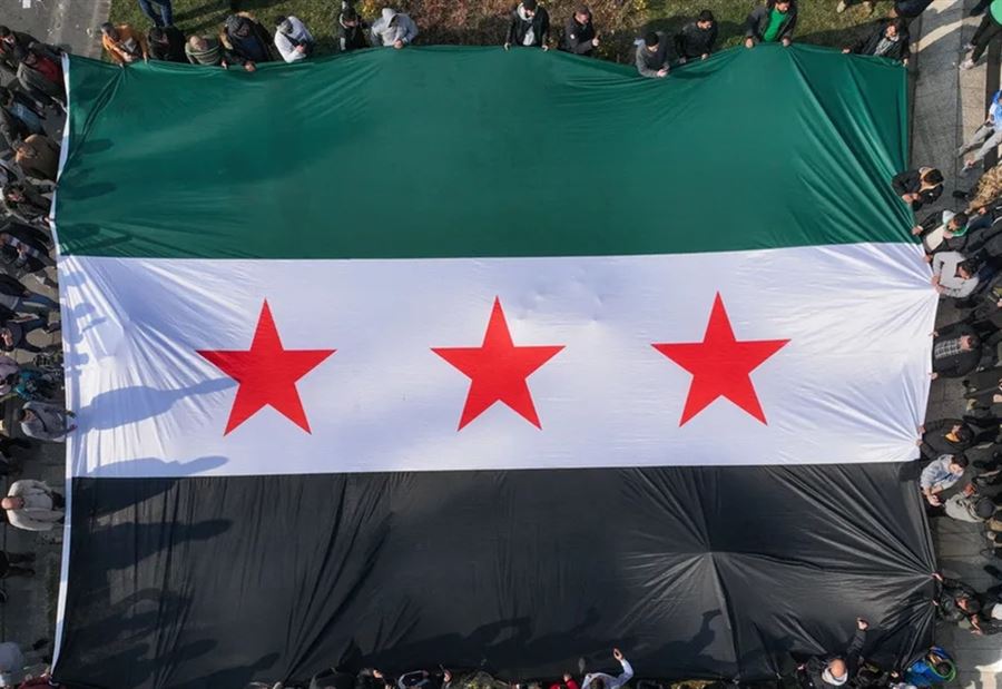 من الاستقلال إلى الثورة... رحلة العلم السوري عبر التاريخ!