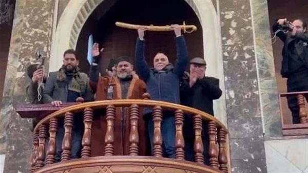 بالفيديو: رفض قصفهم.. أهالي حماة يكرّمون طيار بعد 43 عامًا في السجن