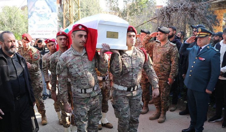 قيادة الجيش وأهالي يحمر شيعوا الشهيد محمد يوسف زهور