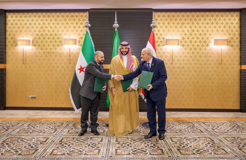 وزيرا دفاع لبنان وسوريا يوقعان اتفاقاً لترسيم الحدود بعد مباحثات في جدة