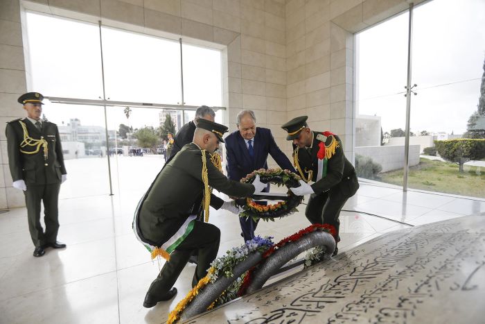 فتوح يضع إكليلا من الزهور على ضريح الرئيس الشهيد ياسر عرفات