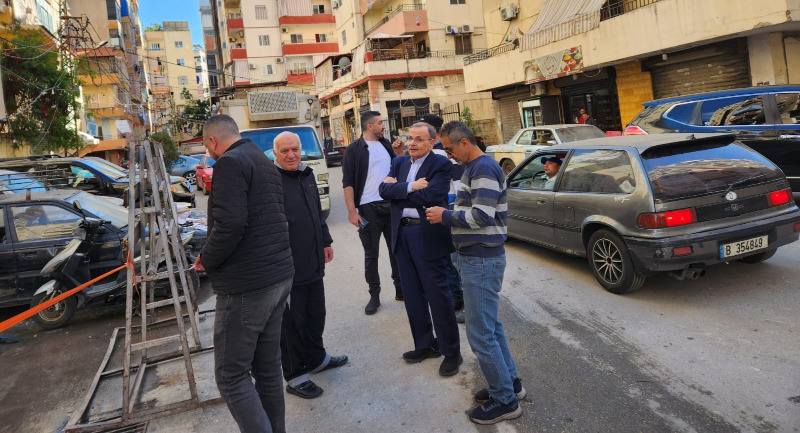 النائب البزري يتفقد موقع الغارة الإسرائيلية في صيدا