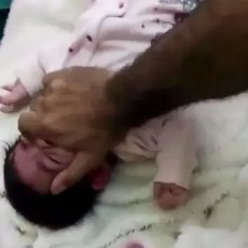 فيديو صادم - أب يعذب طفلته بـ"وحشية" للضغط على طليقته..