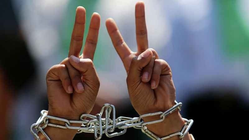 رحلة الأسير الفلسطيني: من القيود إلى الأمل