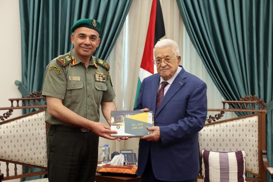 الرئيس عباس يتسلم التقرير السنوي لهيئة التدريب العسكري