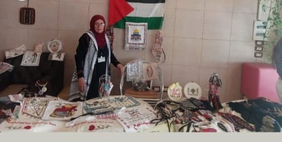 صبحية كريم: “التطريز هو سلاحي في وجه الاحتلال ونسيان فلسطين”