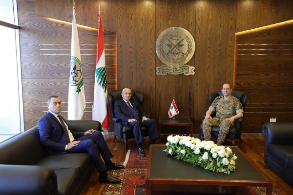 وزير الدفاع يبحث مع قائد الجيش ورئيس الأركان الأوضاع الأمنية في لبنان والمنطقة