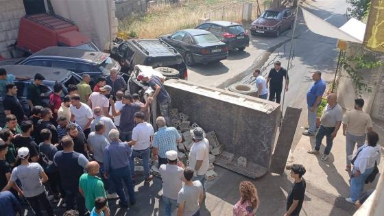 حادث مروّع عند مستديرة حمانا.. انقلاب شاحنة واصطدامها بعدة سيارات