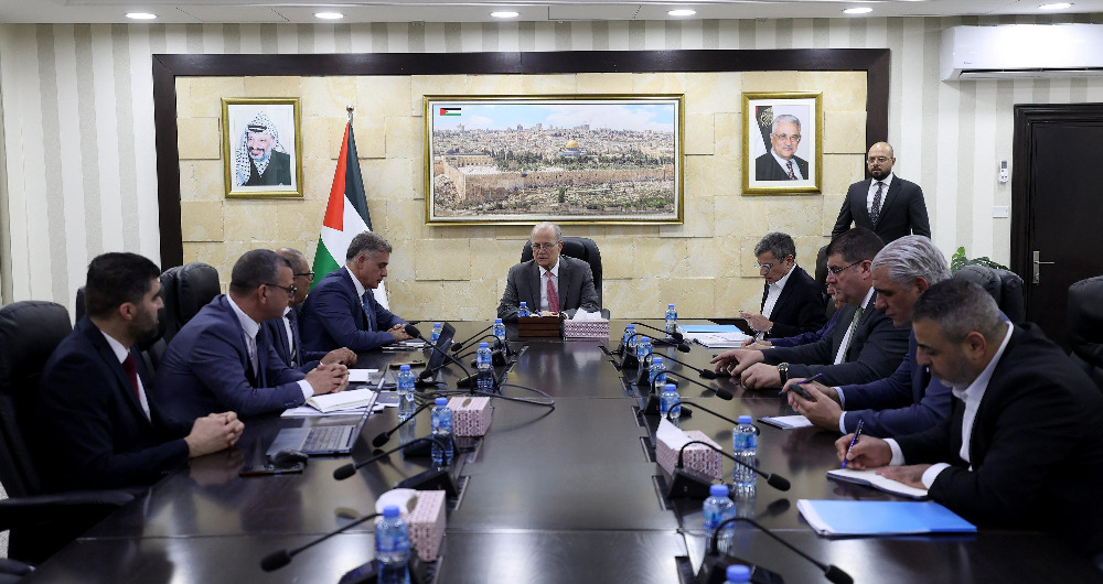 رئيس الوزراء الفلسطيني د. مصطفى يبحث مع محافظ سلطة النقد إجراءات لمعالجة تكدس عملة الشيقل في المصارف