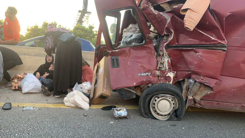 بالصور.. حادث سير مروع على اوتوستراد الغازية