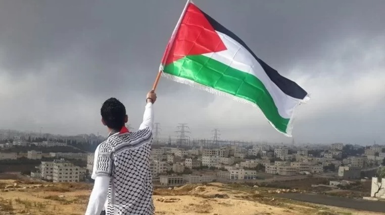 مسؤولة كبيرة تفاجئ الجميع بالعلم الفلسطيني ... تفاصيل واقعة هزت أميركا!