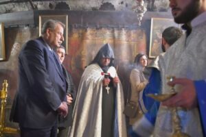 ممثلاً عن الرئيس عباس.. د. خوري يشارك في قداس عيد الميلاد والغطاس بحسب تقويم الكنيسة الأرمنية